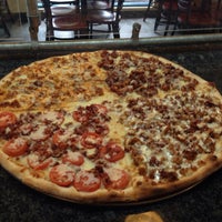 2/25/2014にGjonがCamos Brothers Pizzaで撮った写真
