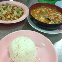 Photo taken at สมโภชน์ข้าวต้มปลา by Natthida R. on 10/27/2012
