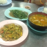Photo taken at สมโภชน์ข้าวต้มปลา by Natthida R. on 10/9/2012