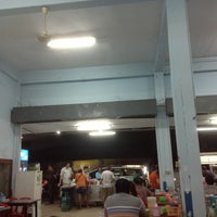 Photo taken at สมโภชน์ข้าวต้มปลา by Natthida R. on 12/25/2012