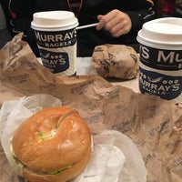 Снимок сделан в Murray&amp;#39;s Bagels пользователем Angelica L. 9/24/2016