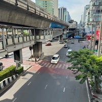 Photo taken at Asoke Intersection Sky Walk by SAAB 3. on 11/19/2023