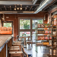 10/5/2015 tarihinde Craft Tasting Room and Growler Shopziyaretçi tarafından Craft Tasting Room and Growler Shop'de çekilen fotoğraf