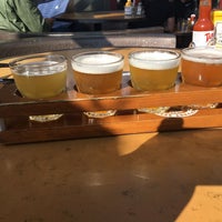 Das Foto wurde bei Newport Beach Brewing Co. von Joe S. am 2/10/2018 aufgenommen
