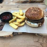 Photo prise au C Plus Organic &amp;amp; Gourmet Burger par Canan Ç. le6/23/2018