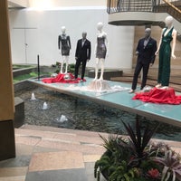 Foto tirada no(a) Beachwood Place Mall por Mem em 8/29/2019