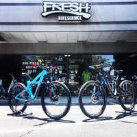 Foto tirada no(a) Fresh Bike Service, Inc. por Shawn B. em 6/6/2015