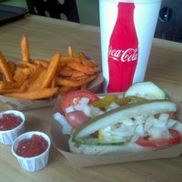 6/1/2013에 Gary R.님이 Ivy&amp;#39;s Burgers, Hot Dogs and Fries에서 찍은 사진