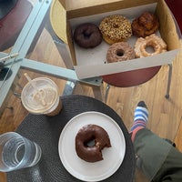 Foto tirada no(a) Kettle Glazed Doughnuts por Ted T. em 10/23/2021