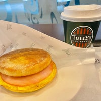 Photo taken at Tully&amp;#39;s Coffee by nr m. on 6/5/2023