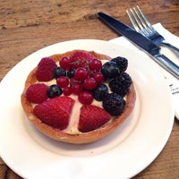 Photo taken at Le Pain Quotidien by Maktub on 4/30/2013