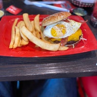 Photo taken at Red Robin Gourmet Burgers and Brews by Kelmin J. on 3/27/2021