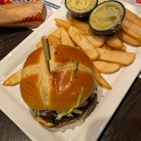 Photo taken at Red Robin Gourmet Burgers and Brews by Kelmin J. on 2/20/2021