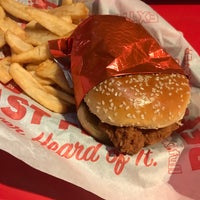 Photo taken at Red Robin Gourmet Burgers and Brews by Kelmin J. on 11/1/2019