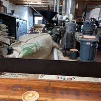 รูปภาพถ่ายที่ Four Barrel Coffee โดย Pingbo J. เมื่อ 4/27/2024