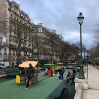 Photo taken at Promenade Péreire by Natalia L. on 3/3/2018