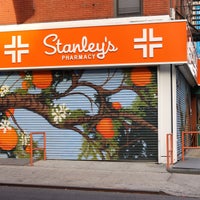 Foto tomada en Stanley&amp;#39;s Pharmacy  por Lower East Side Partnership el 10/9/2015