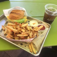 Foto diambil di BurgerFi oleh Lou Y. pada 7/10/2017