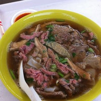 Photo taken at Lagoon Leng Kee Beef Kway Teow by Keng Hoe T. on 9/29/2012