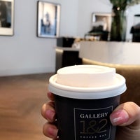 Foto tomada en Gallery 1&amp;amp;2 coffee bar  por Ghaida el 1/4/2018