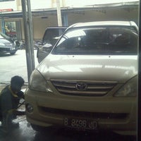 Photo taken at Yellow Car Wash by Mulyadi W. on 11/11/2012