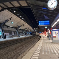 Foto diambil di Bahnhof Zürich Stadelhofen oleh Majed pada 11/10/2022