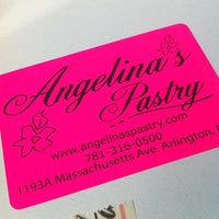 Photo prise au Angelina&#39;s Pastry par Lois A. le10/14/2012