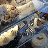 12/29/2012 tarihinde Lois A.ziyaretçi tarafından Angelina&amp;#39;s Pastry'de çekilen fotoğraf
