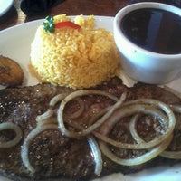 9/21/2012 tarihinde Nicole R.ziyaretçi tarafından West Caribbean Cuban Resturant'de çekilen fotoğraf