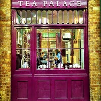 รูปภาพถ่ายที่ Tea Palace โดย Roberta C. เมื่อ 1/6/2013