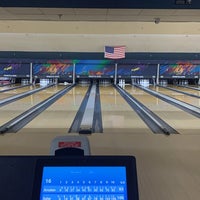 Foto tirada no(a) Pinz Bowling Center por Nooshin S. em 4/27/2019