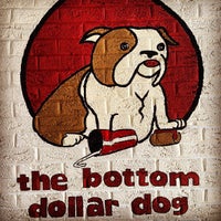 Das Foto wurde bei the bottom dollar dog von SavvyLoo am 6/12/2013 aufgenommen