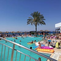 Foto tirada no(a) Avra Beach Resort Hotel &amp;amp; Bungalows por Jessy V. em 7/25/2016