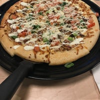 Foto diambil di Boston Pizza oleh Telnaz pada 4/8/2017