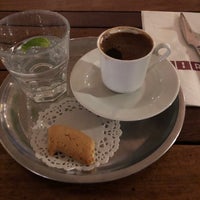 Photo prise au Kirpi Cafe &amp;amp; Restaurant par Ayşe 💞💃🏻💙☕️ Ö. le11/27/2018