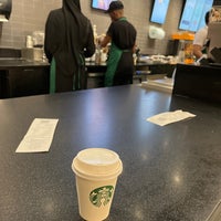 Das Foto wurde bei Starbucks von Hadeel A. am 8/12/2022 aufgenommen
