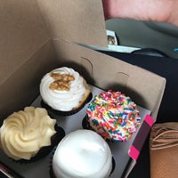 3/29/2017에 Ryan O.님이 Smallcakes Cupcakery - Raleigh에서 찍은 사진