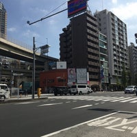 Photo taken at 麻布十番駅前(一ノ橋)バス停 by Mika K. on 10/8/2017