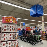 Foto tirada no(a) Walmart Supercentre por Lucy T. em 4/19/2024