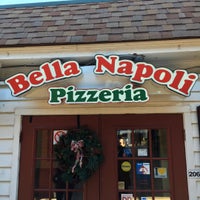 Снимок сделан в Bella Napoli Pizzeria пользователем Paolo B. 12/5/2015