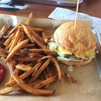 รูปภาพถ่ายที่ MOOYAH Burgers, Fries &amp;amp; Shakes โดย Richard E R. เมื่อ 4/15/2014