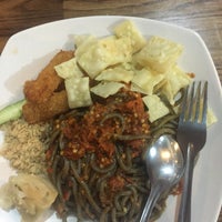 Foto diambil di Mie Akhirat oleh Risa Y. pada 1/19/2016