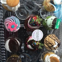 5/8/2015에 Liz T.님이 Coccadotts Cake Shop에서 찍은 사진