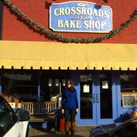 Foto diambil di Crossroads Bake Shop oleh Benjamin 🚀 pada 2/19/2016