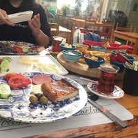 รูปภาพถ่ายที่ Niş Cafe โดย müzeyyen . เมื่อ 11/5/2019