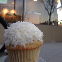 Foto tomada en Zoe&amp;#39;s Cupcake Cafe  por Aiman Q. el 3/18/2014