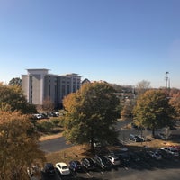 รูปภาพถ่ายที่ Radisson Hotel Nashville Airport โดย Joel H. เมื่อ 11/13/2019