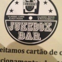 Foto tirada no(a) Jukebox Bar por Lara S. em 1/5/2013