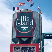 Foto diambil di Ellis Island Casino &amp;amp; Brewery oleh Michael S. pada 10/22/2022