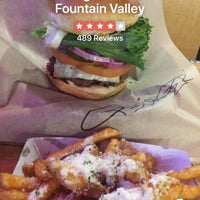 Foto scattata a G Burger Fountain Valley da Chaos L. il 4/21/2018